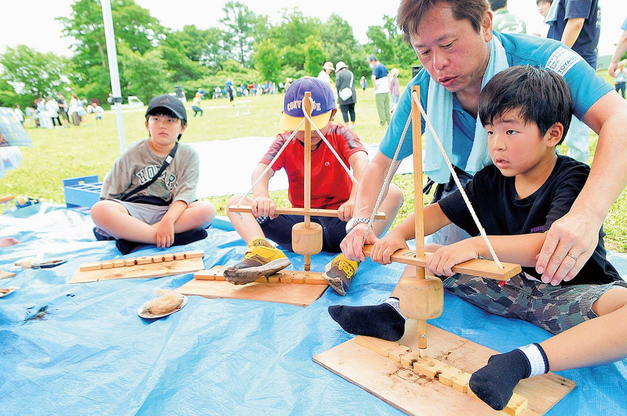 火おこし「大変だね」とうや湖縄文まつり 子どもたち、夢中で